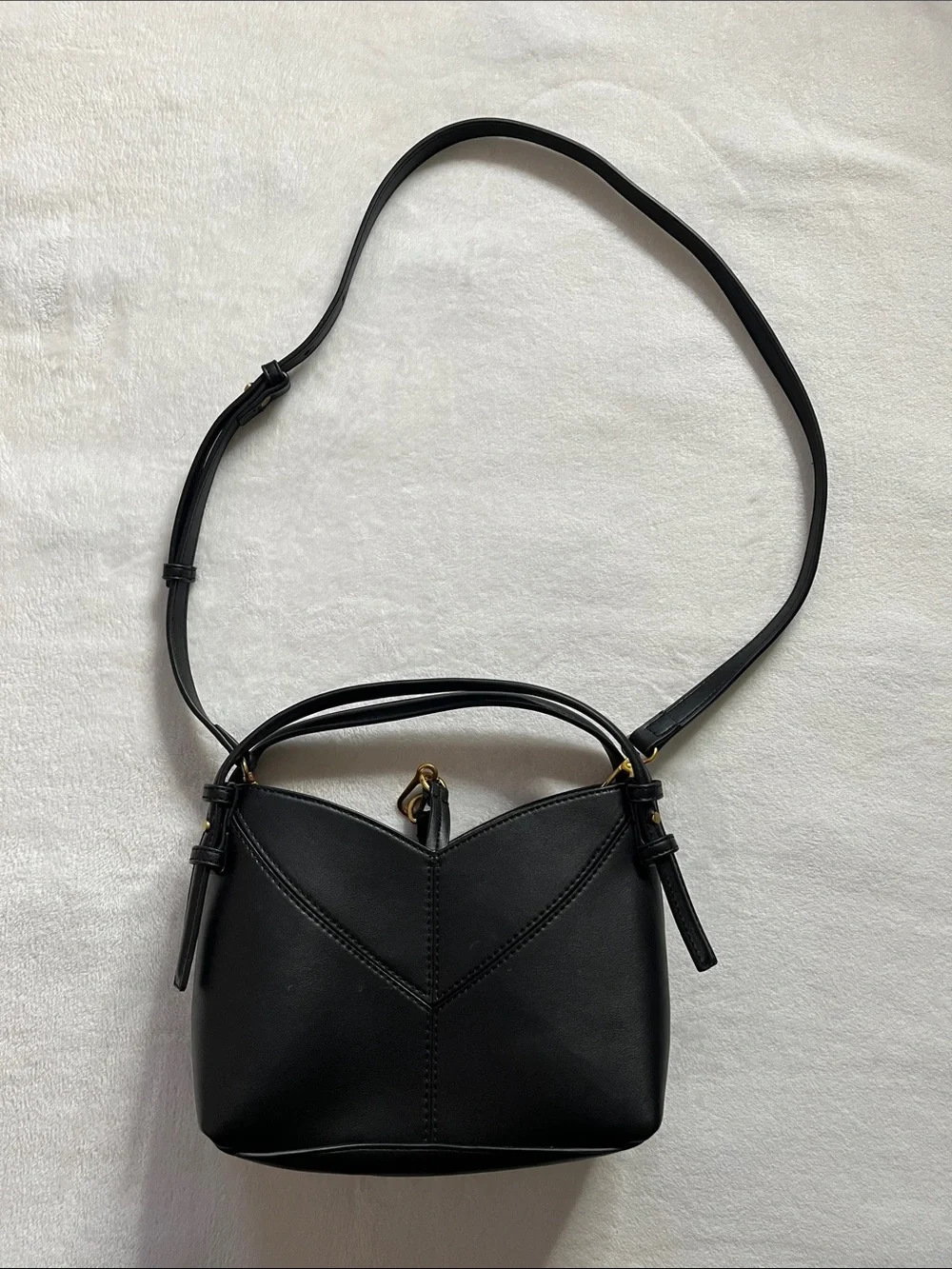 Zara Black Mini bucket bag with V stitch design - Picture 2 of 9